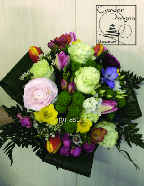Bouquet ricco con fiori assortiti medio