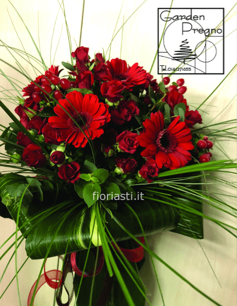 Bouquet  con gerbere roselline rosse e iperico