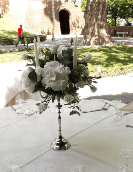 Centrotavola fiori bianchi con candelabro