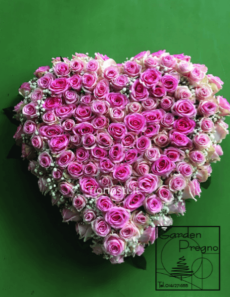 Cuore grande di roselline rosa (come foto)