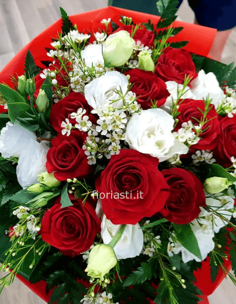 Bouquet di rose rosse e fiori bianchi base