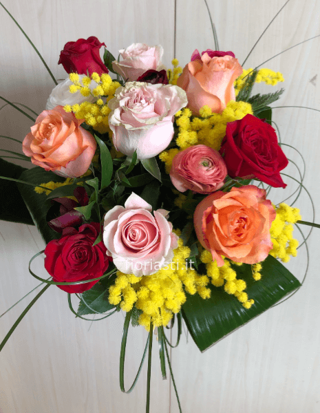 Bouquet di rose e mimosa