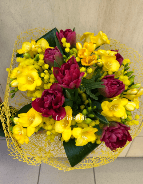 Bouquet di tulipani e mimosa.