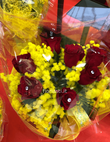 Mazzo di rose rosse a gambo lungo, con mimosa