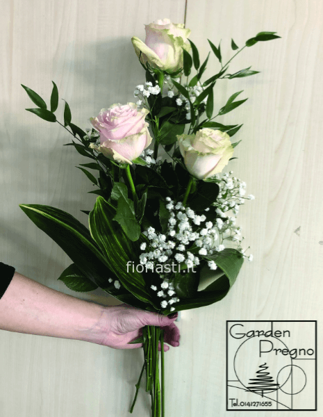 Mazzo con 3 rose rosa base (come foto)