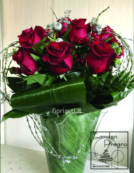 Bouquet di rose rosse con vaso