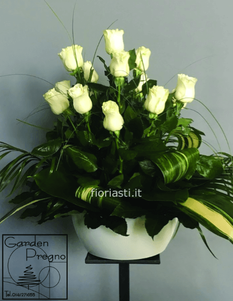 Composizione in ciotola di fiori freschi e rose bianche