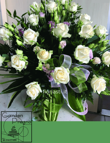 Composizione spugna rose e lisianthus
