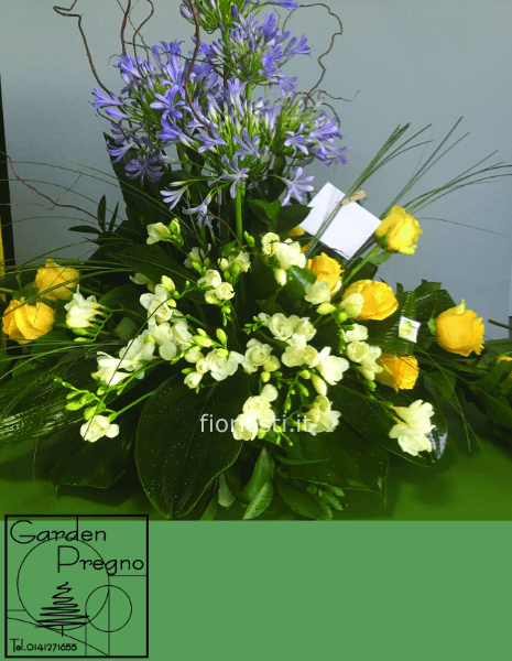 Composizione spugna elegante di fiori freschi misti