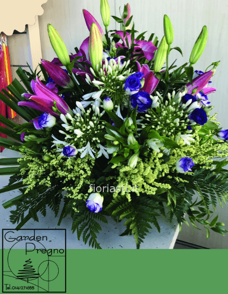 Composizione spugna con lilium e lisianthus