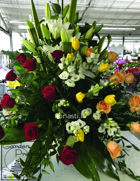 Composizione in spugna fiori freschi misti piccola