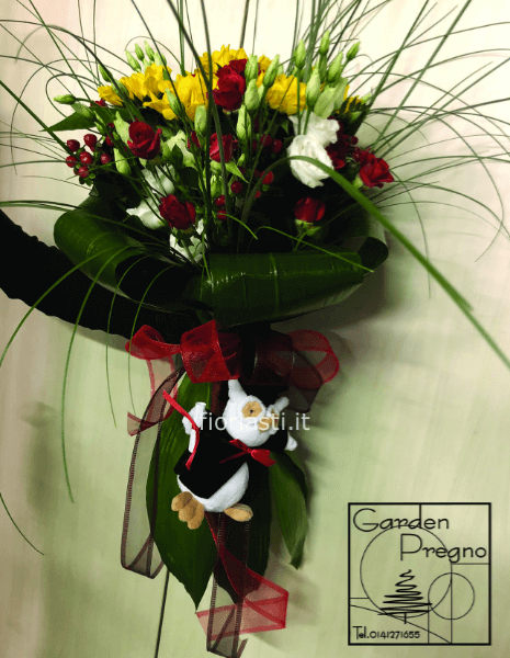 Mazzo di rose e lisianthus con pupazzo portafortuna