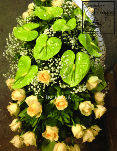 Copricassa funebre rose e anthurium