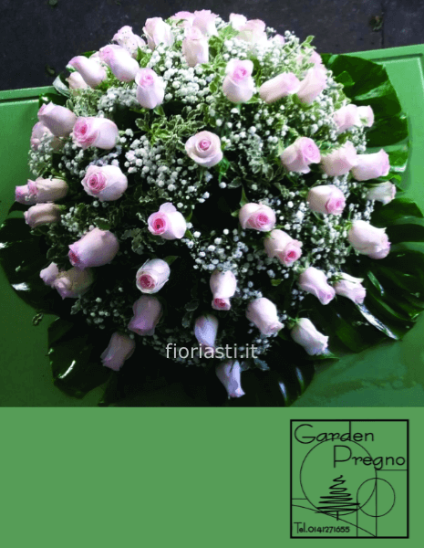 Pouf di fiori freschi per funebre con rose colorate e gissofila