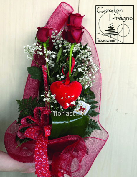 Mazzo con tre rose rosse con cuore