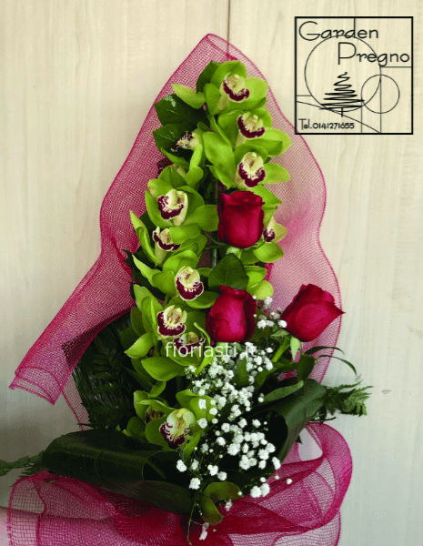 Mazzo con tre rose e orchidea 
