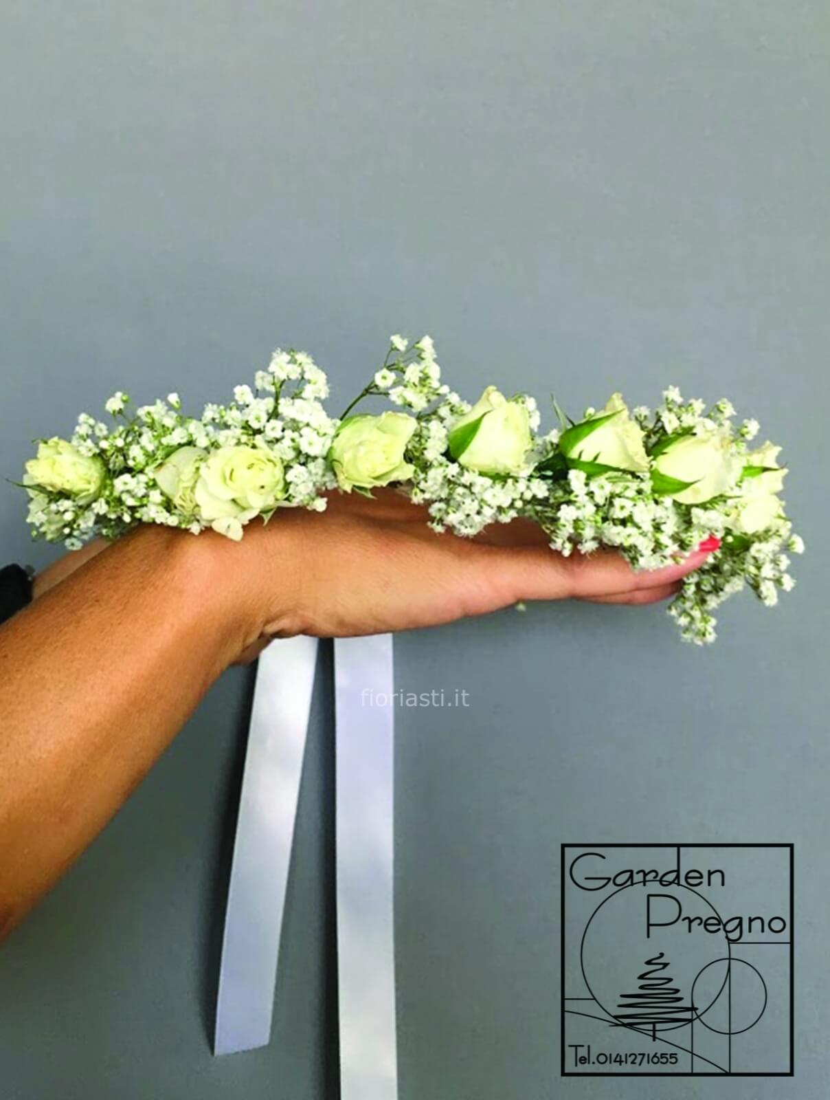 Coroncina di roselline e gypsophila